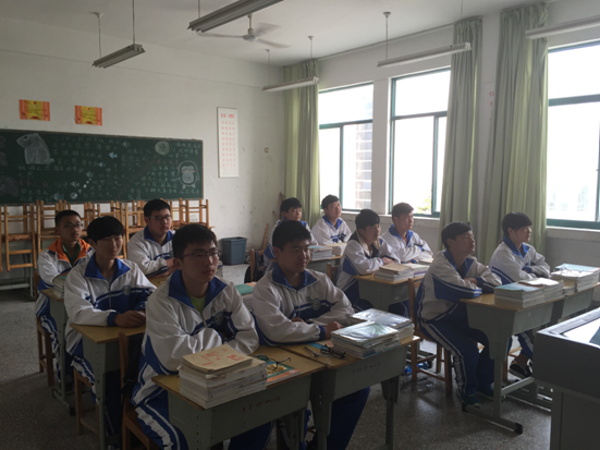 汽車系落實儀表規(guī)范，提升學生精神面貌