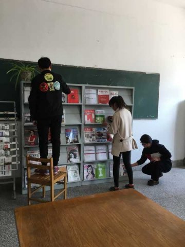 雷鋒精神像香樟樹(shù)在圖書館里散發(fā)著芬芳