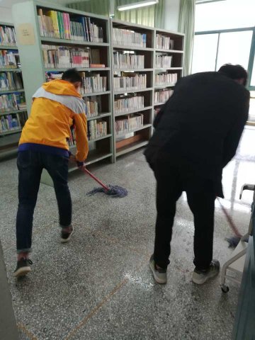 雷鋒精神像香樟樹(shù)在圖書館里散發(fā)著芬芳