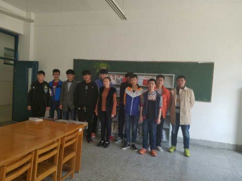 雷鋒精神像香樟樹(shù)在圖書館里散發(fā)著芬芳
