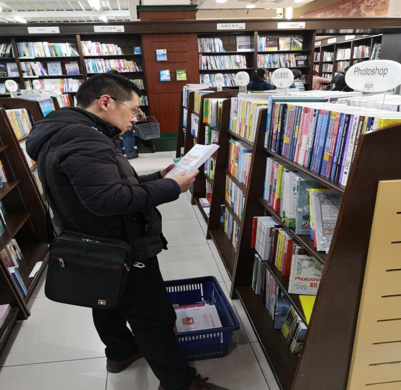 圖書館開展“你選書，我買單”圖書現(xiàn)采活動