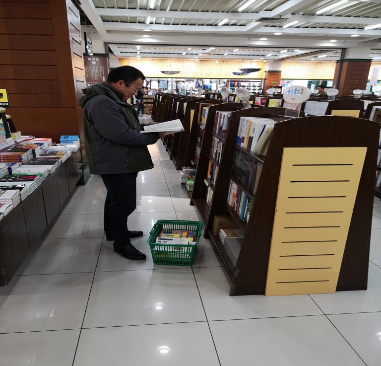 圖書館開展“你選書，我買單”圖書現(xiàn)采活動