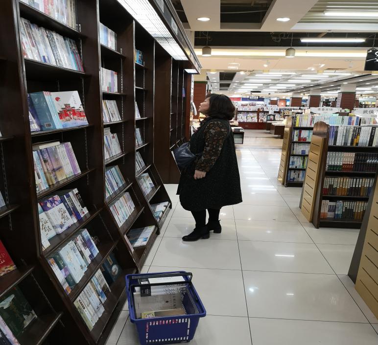 圖書館開展“你選書，我買單”圖書現(xiàn)采活動