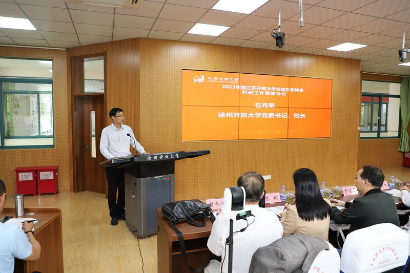 我校黨委書記、校長石月榮致辭