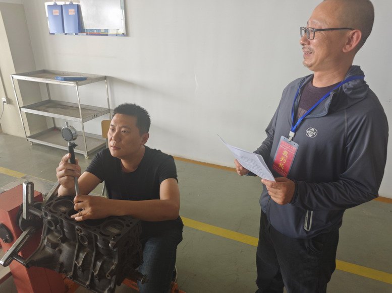 汽車工程學院技能大賽教師組裁判現(xiàn)場評分