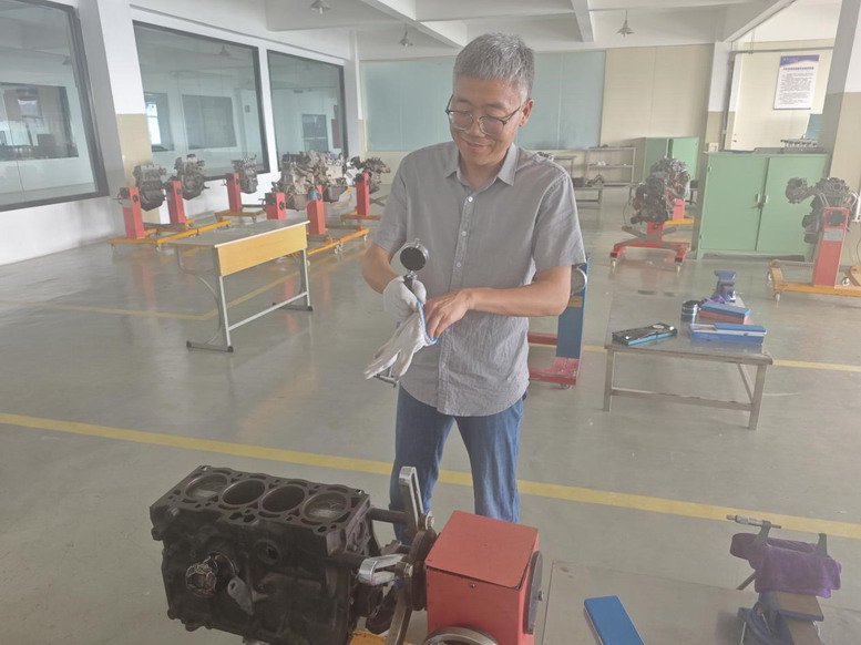 汽車工程學(xué)院開展“勞動(dòng)育人，黨員示范”活動(dòng)