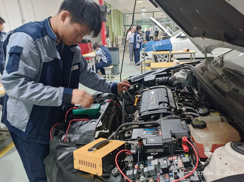 汽車(chē)學(xué)院高級(jí)工實(shí)操考試現(xiàn)場(chǎng)