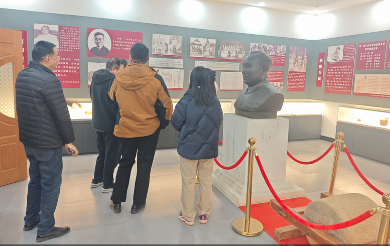 聽取講解員講解中國共產(chǎn)黨先輩的家風(fēng)故事